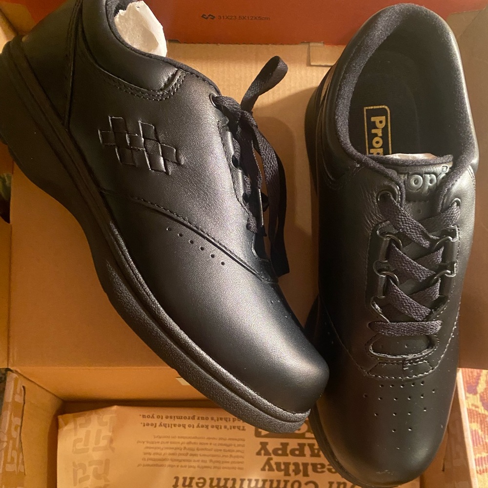 New in Box Propet Women’s 9 1/2 Classic Black Oxfords Shoes